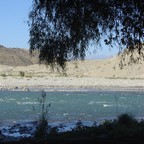 خدای خالق و بخشندۀ حيات، آيا او حرف می زند؟ آيا او به ما توجه دارد؟ آيا می توانيم او را بشناسیم؟
بلی، او حرف زد. او به ما توجه دارد و با پیامی که برای همۀ بشریت فرستاد می فرمايد چگونه او را بشناسیم.
خدا سه هزار و پنجصد سال قبل به مردم هدایت داد که کلام او را بنويسند. در دوران یک هزار و پنجصد سال دیگر، او به کلام خود ادامه داد و چهل شخص مختلف پيام های او را ثبت کردند.
نوشته های اولی تورات، زبور و صحف انبيا می باشند که عهد عتیق نامیده می شوند. بقيه کلام خدا را انجیل مقدس يا عهد جديد تشکيل می دهند. اينها در طومار ها نگاشته شده و بنام نوشته ها شهرت يافتند. امروز این نوشته ها در یک کتاب جمع آوری شده و به نام کتاب مقدس ياد می شود.
این است داستان خدا.